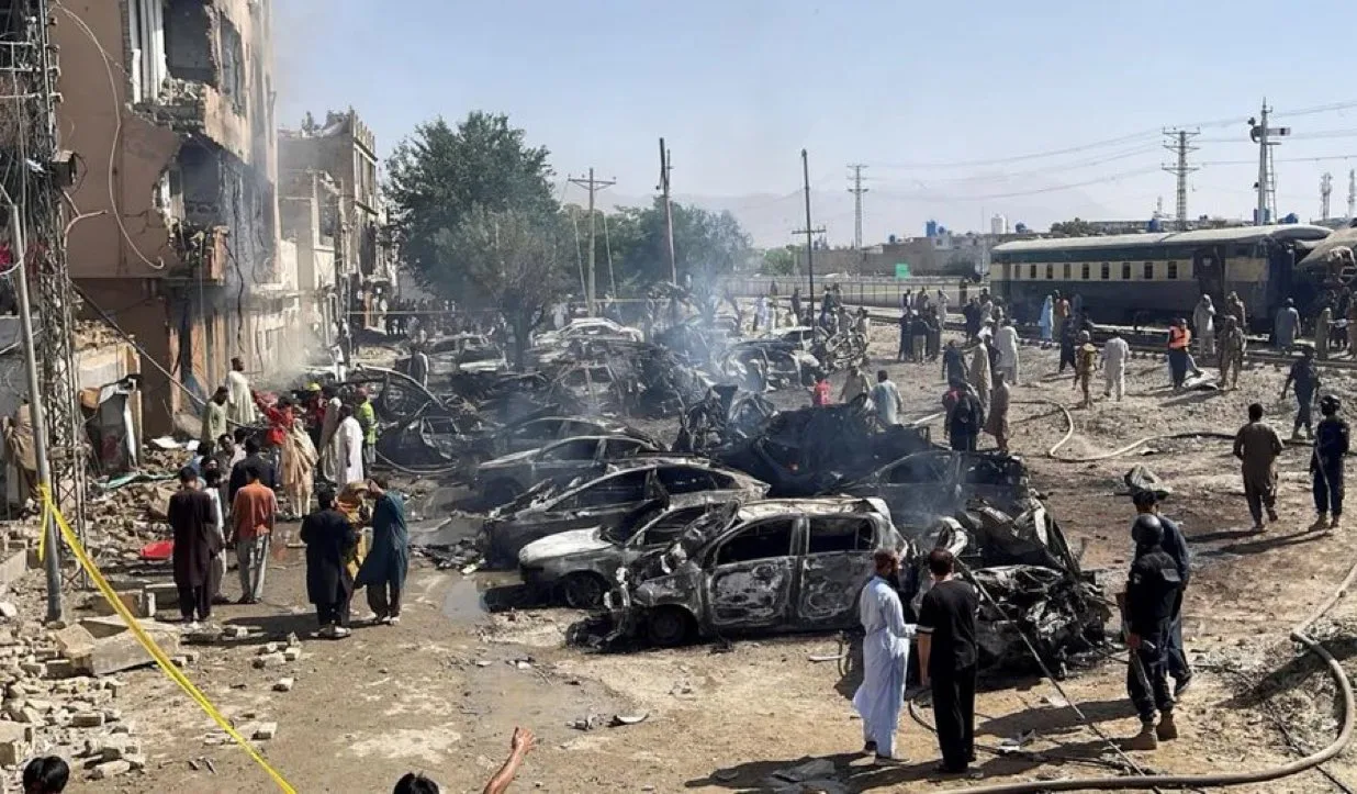 Pakistan'da Yolcu Trenine İntihar Saldırısı: 23 Ölü, 70 Yaralı